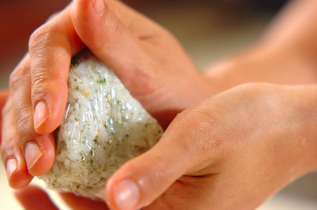 青のりおにぎりの作り方の手順2