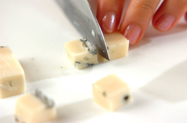 コンビーフとブルーチーズのカナッペの作り方の手順1