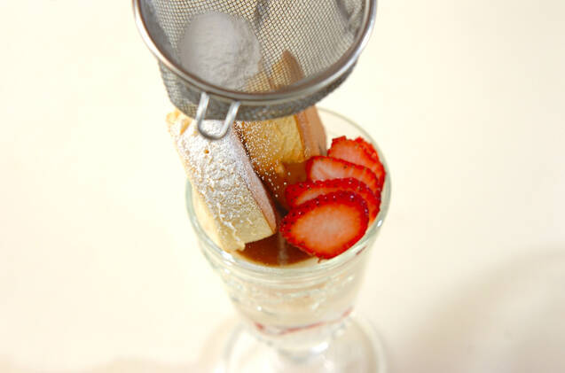 焼きケーキイチゴパフェの作り方の手順4