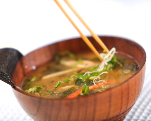 カニ風みそ汁の作り方の手順3