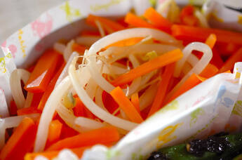 ニンジンとモヤシのサッパリ和え