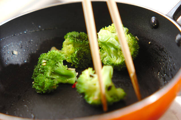 ブロッコリーのニンニク炒めの作り方の手順2