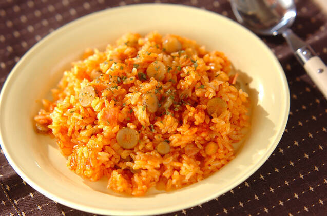 白い皿に盛られた、ごぼうとベーコンの炊き込みご飯