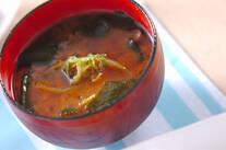 ワカメと玉ネギのみそ汁