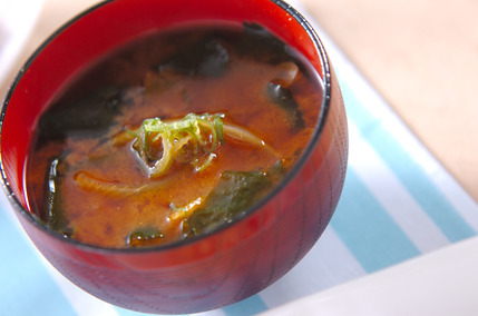 ワカメと玉ネギのみそ汁