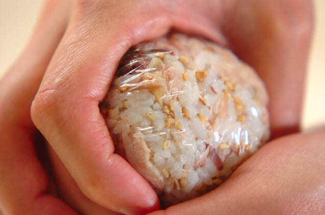 塩サバの混ぜご飯にぎりの作り方の手順2