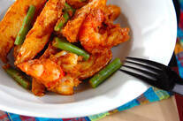 揚げエビとジャガイモのカレーソース和え