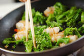 エビと菜の花の蒸し炒めの作り方2