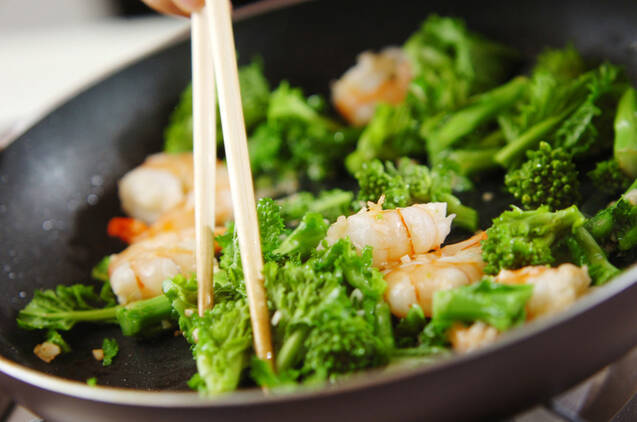 エビと菜の花の蒸し炒めの作り方の手順2