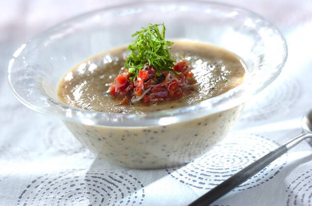 ガラスの器にとんぶりとなすの冷製スープが盛り付けられている