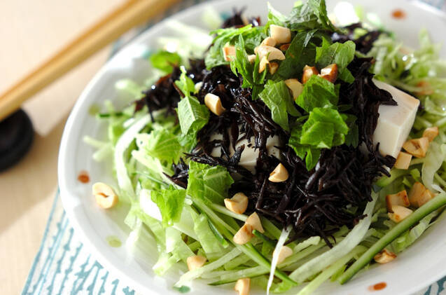 白い皿にひじきとピーナッツのサラダが盛られている様子