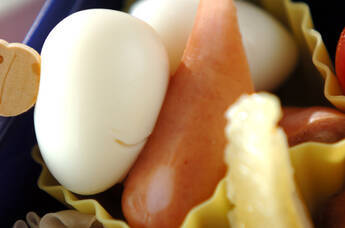 ウズラの卵とソーセージ