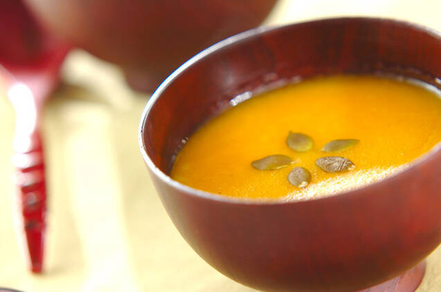 木のお椀によそった韓国風かぼちゃのおかゆ