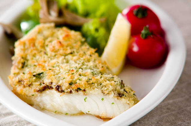白い皿に盛られた、カレイのチーズ入りパン粉焼き