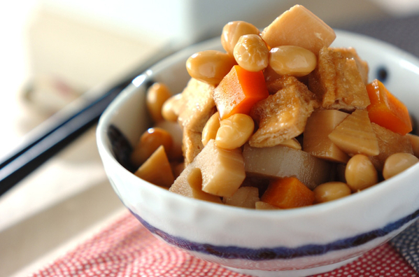 お皿に盛られた大豆の五目煮