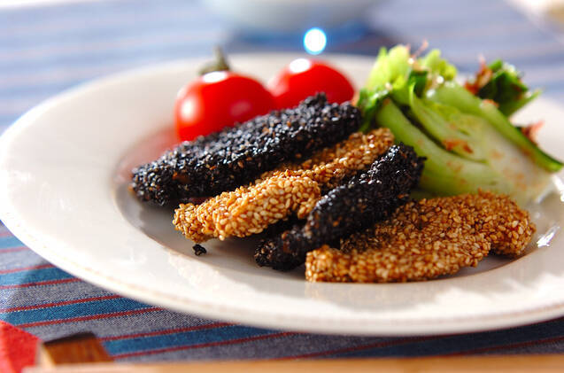 白い丸皿に盛り付けた鶏胸肉のゴマ揚げ