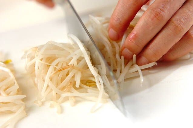 モヤシのからしゴママヨ和えの作り方の手順1