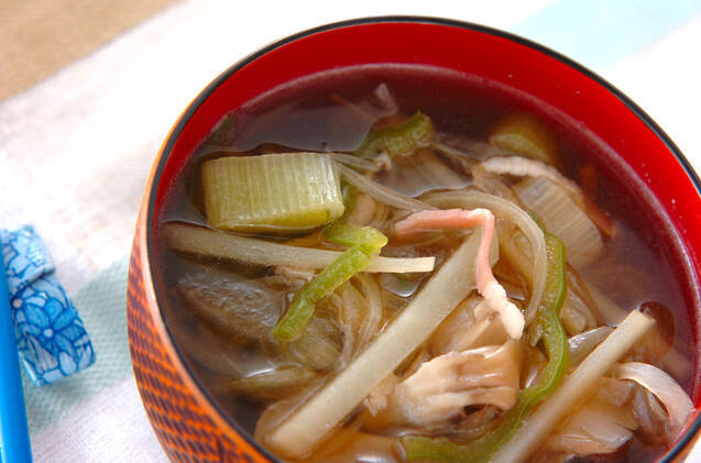 ピーマンなど野菜がたっぷり入った汁物が入ったお椀