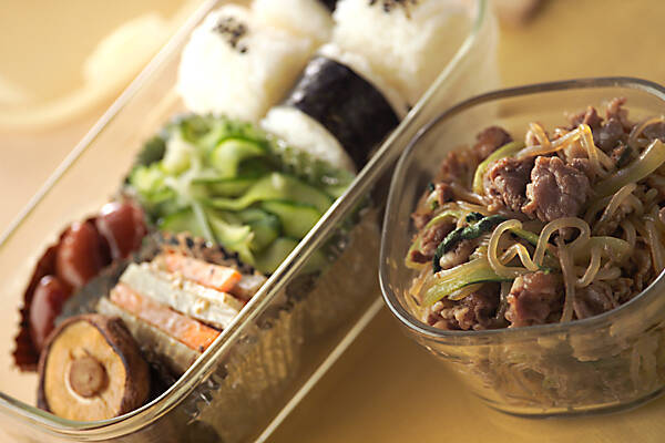 容器に入った、牛肉と春菊としらたきのしぐれ