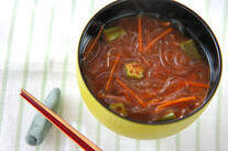 オクラと春雨の赤だし