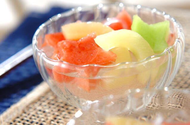 透明な器に盛り付けられたフルーツ葛きり