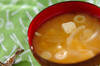 豆腐と玉ネギの合わせみそ汁