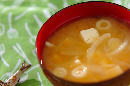 豆腐と玉ネギの合わせみそ汁
