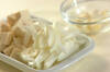 豆腐と玉ネギの合わせみそ汁の作り方の手順1