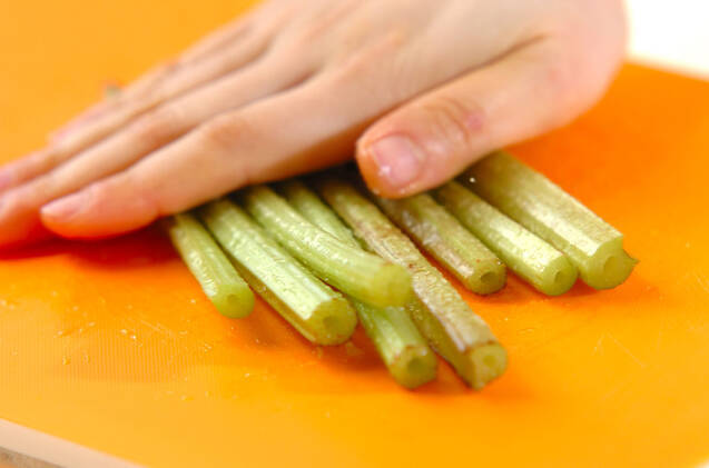 フキのきんぴらの作り方の手順1