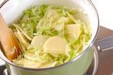 キャベツの白いスープの作り方4