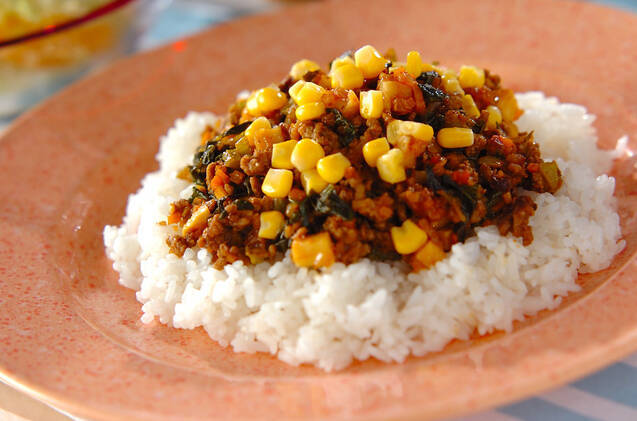 ピンクの器に盛られた小松菜のドライカレー