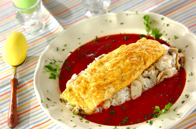 お皿に盛り付けたおでんオムライス