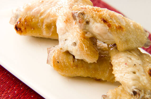 白い皿に盛られた鶏手羽先の塩焼き