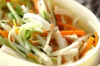 せん切り野菜のサラダ