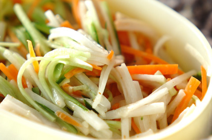 せん切り野菜のサラダ