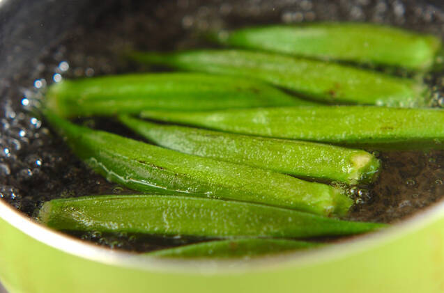 オクラとトマトのフライの作り方の手順1