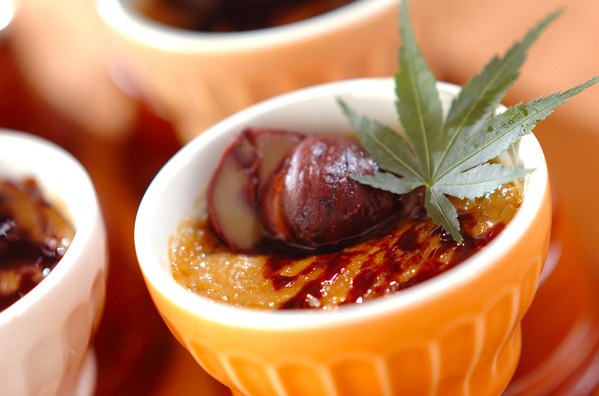 オレンジの食器に盛られた栗の渋皮煮のブリュレ