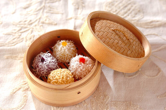 中華街の大人気スイーツ　4色ココナッツ団子