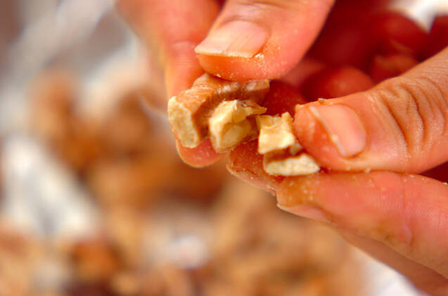 デザートおつまみ♪クルミとチーズのメープル和えの作り方の手順2