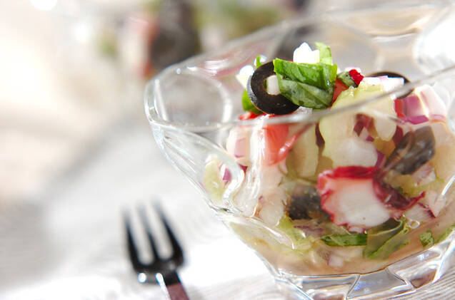 ガラス製の器に盛りつけられたセロリとたこ、バジルのマリネ