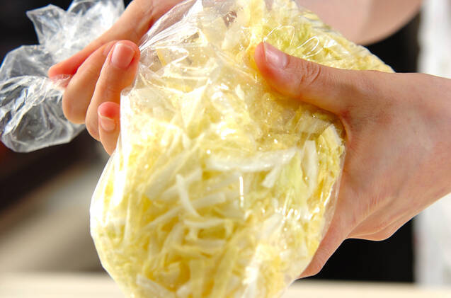 白菜とコーンのコールスローの作り方の手順2