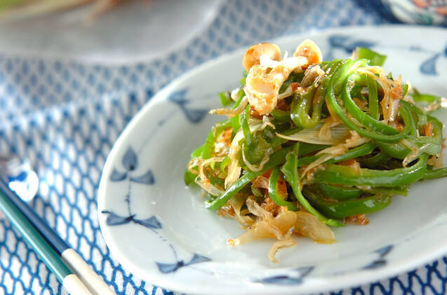 皿に盛りつけられたピーマンとしめじ、ちりめんじゃこの山椒炒め