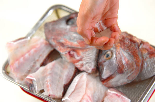 魚のアラの塩焼きの作り方の手順2