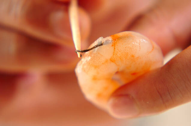 サツマイモとエビのかき揚げの作り方の手順1