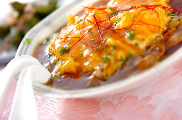 白い皿に盛られた豚肉とキャベツの卵あんかけ