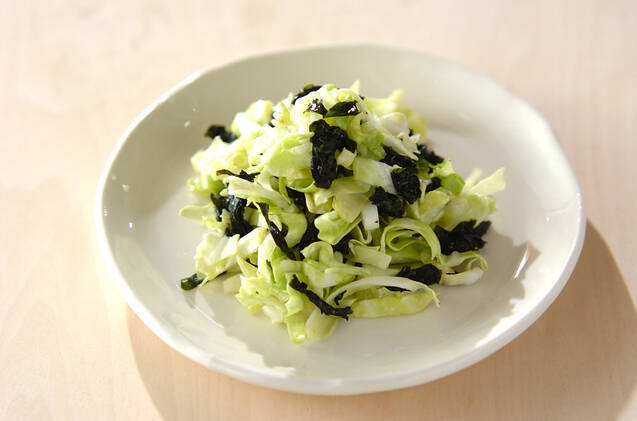 白い皿にのった春キャベツと乾燥わかめのサラダ