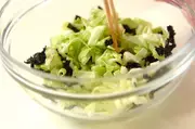 春キャベツとワカメのサラダの作り方1