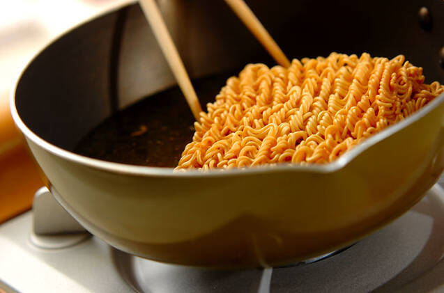 【チキンラーメンアレンジ】チキンラーメンであんかけ焼きそばの作り方の手順4