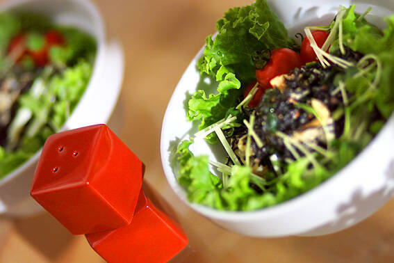 白い皿に盛り付けた芽ひじきとわかめのサラダ