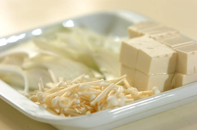 エノキと豆腐のみそ汁の作り方の手順1